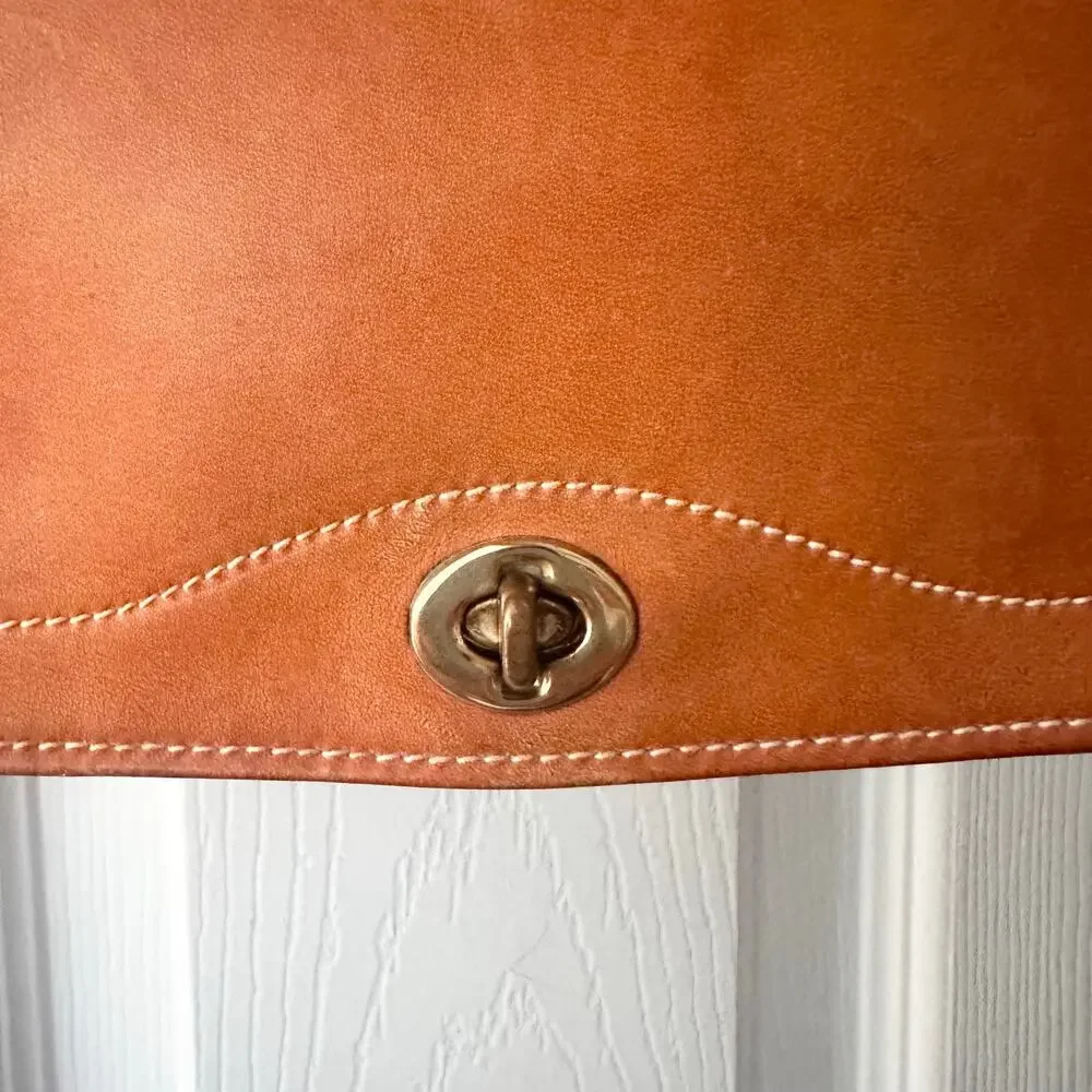 Anne Klein Tan Saddle Flap Over Turnlock Lion Embossed Shoulder Bag Vintage 80s